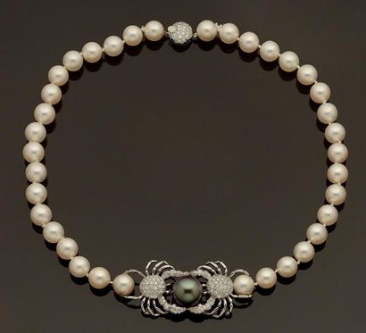 TIFFANY and Co Collier de 36 perles de culture Akoya, diamètre 9,5 mm, le motif central...