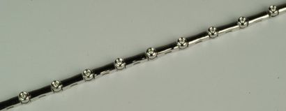 null Bracelet ligne en or gris à maillons bâtonnets alternés de diamants sertis clos....