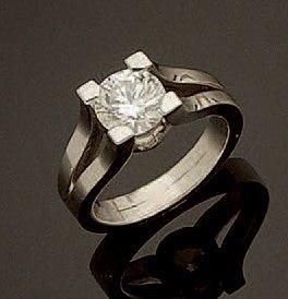 null Bague en or gris sertie d'un diamant taille brillant pesant 1,45 ct, couleur...