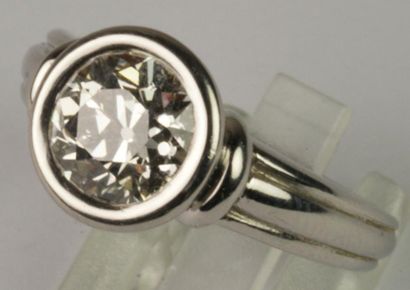 null Bague sertie d'un diamant solitaire en serti clos d'environ 1.75 carats, la...