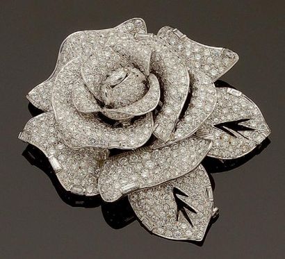 null Broche figurant une rose en or gris entièrement pavée de diamants taille brillant,...