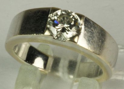 null Bague jonc en or gris orné d'un diamant taille brillant calibrant 0,80 ct environ....