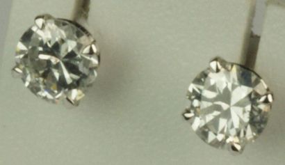 null Paire de clous d'oreilles en or gris sertis de deux diamants taille brillant...