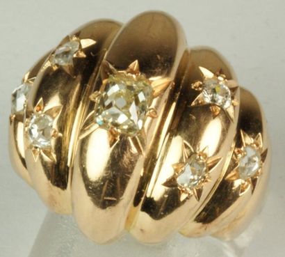 null Bague "Dôme" en or jaune godronné parsemée de diamants taille ancienne en serti...