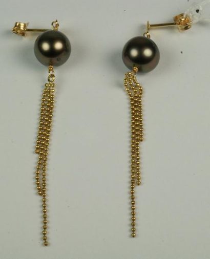 null Paire de pendants d'oreilles en or jaune agrémentés de perles de Tahiti retenant...