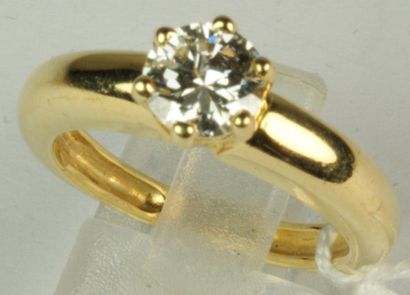 null Bague en or jaune ornée d'un diamant solitaire taille brillant pesant 0,80 ct...