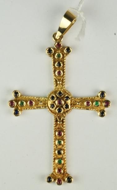 Croix en or jaune de style Byzantin agrémentée...