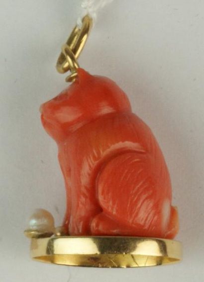 null Pendentif en corail sculpté figurant un chat assis, le socle et la bélière en...