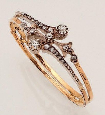 null Bracelet "Jonc" ouvrant en or et argent à motifs croisés serti de diamants taille...