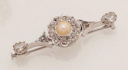 null Broche barrette en or gris centrée d'un perle baroque entourée de diamants taille...