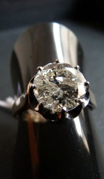 null Bague solitaire en or gris ornée d'un diamant taille brillant pesant 2,55 cts....