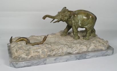 null ANONYME, Eléphant et serpent , Sculpture en bonze patiné et pierre sur un socle...