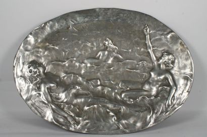 null J GARNIER , plat en bronze argenté à décor en relief de baigneuses (accidents),...
