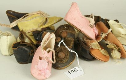 null 8 paires de chaussures dont certaines en tissu pour bébés de petites taille...