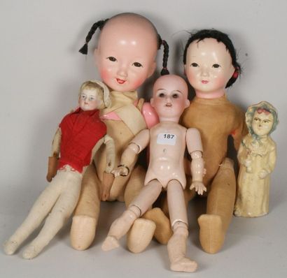 null Lot de 4 poupées dont, couple d’asiatiques, tête en composition – petite poupée...