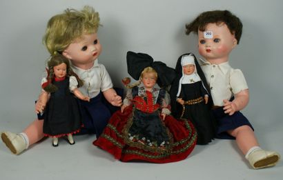 null Couple de poupées en celluloïd, h=43cm (17 p) – lot de poupées folkloriques...