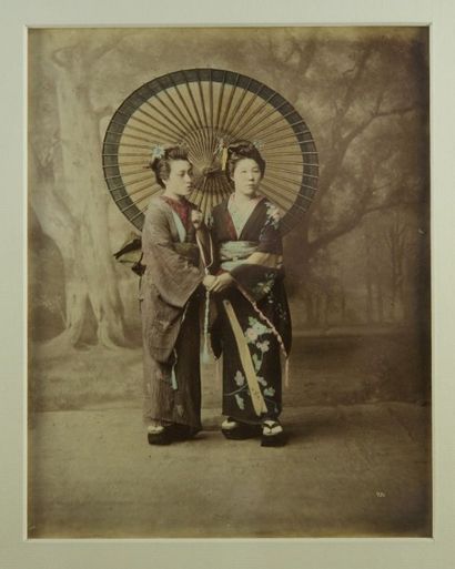 STIELLFRIED Deux jeunes femmes tenant un Bangasa, circa 1870. Tirage albuminé rehaussé...