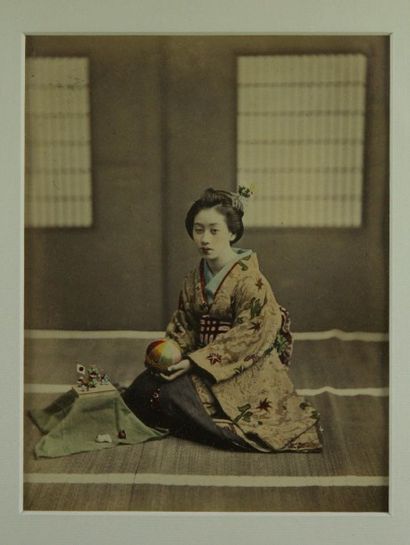 ANONYME Jeune fille à la balle, Japon Circa 1880. Tirage albuminé rehaussé. 24 x...