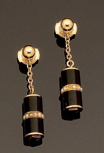null Paire de pendants d'oreilles en or jaune composés de cylindres d'onyx agrémentés...