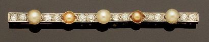 null Broche barrette en or jaune et platine ornée de cinq perles fines alternées...