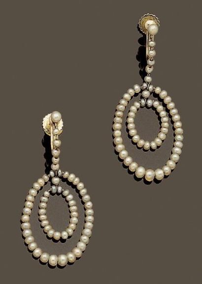null Paire de pendants d'oreilles double créoles ovales en platine serties de perles...