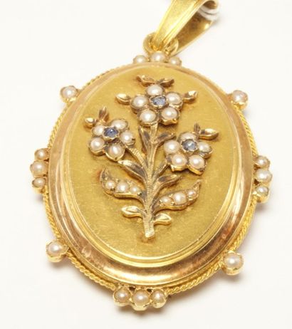 null Pendentif cassolette ovale en or jaune à décor floral appliqué serti de perles....