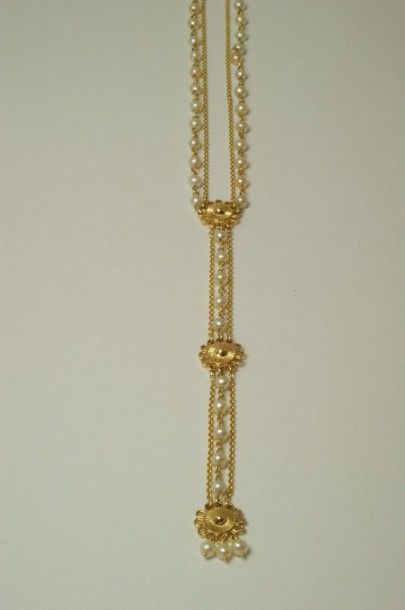 null Collier ancien composé de deux chaînettes en or jaune agrémentées de perles...