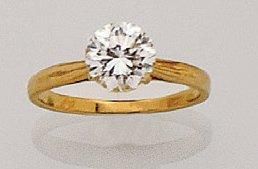 null Bague solitaire en or jaune ornée d'un diamant taille brillant pesant 1,53 ct,...