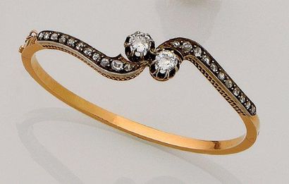 null Bracelet rigide ouvrant en or rose et argent orné de deux diamants taille ancienne...