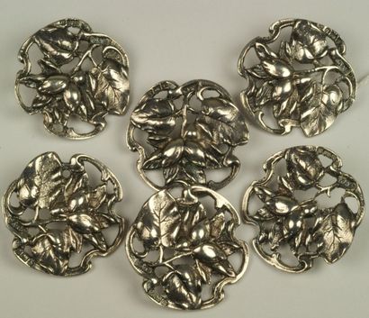 null Série de six boutons en argent anglais à décor végétal ajouré, époque Art Nouveau,...