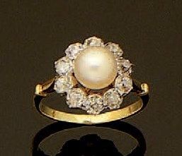 null Bague Marguerite ancienne en or de deux tons centrée d'une perle entourée de...