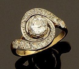 null Bague Tourbillon en or et platine centrée d'un diamant taille ancienne calibrant...