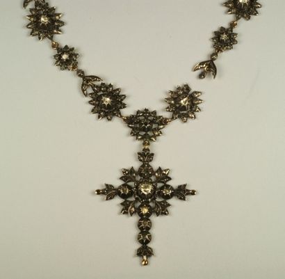 null Long collier en argent et or composé de motifs floraux sertis de diamants taillés...