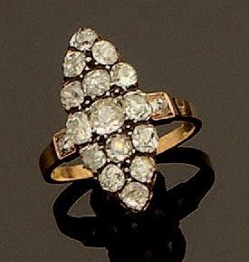 null Bague Marquise ancienne en or rose entièrement sertie de diamants taille coussin....