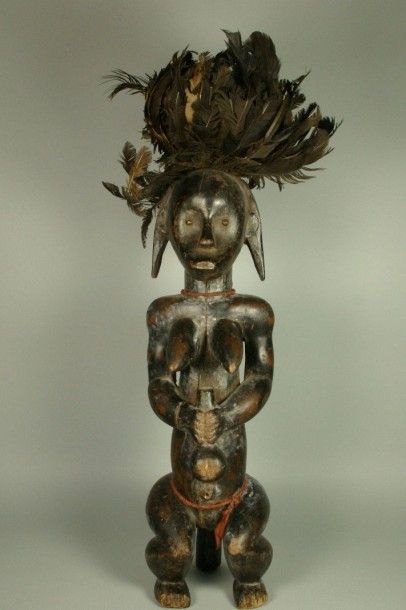 FANG Gabon FANG Gabon statuette féminine en bois patiné et coiffe en plumes. Travail...