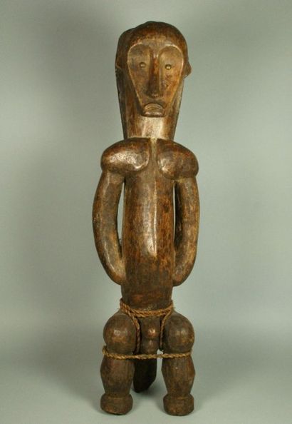 FANG Gabon FANG Gabon statuette masculine en bois patiné. Travail 2ème moitié du...