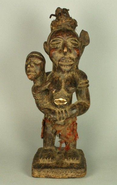 CONGO CONGO Fétiche en bois patiné représentant un personnage portant un enfant dans...
