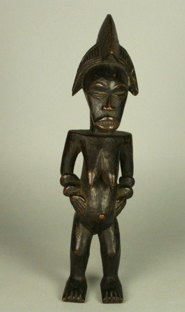CONGO CONGO Statuette en bois patiné représentant une femme debout, les bras ornés...