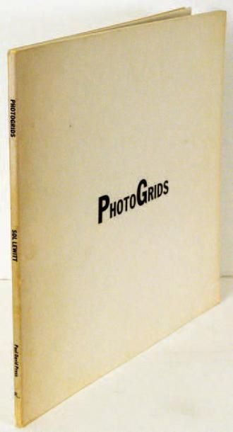 SOL LEWITT PHOTOGRIDS Paul David Press / Rizzoli, 1977, 52 pages. Broché, bon état....