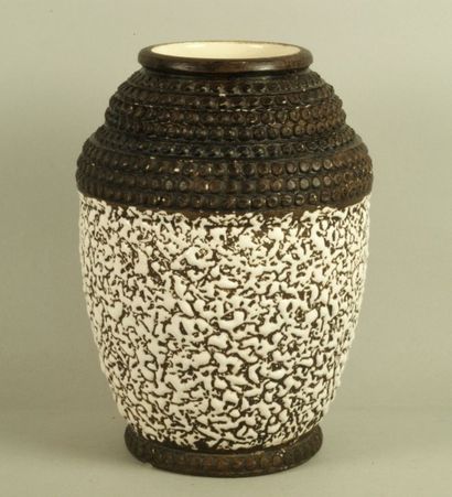 Jean BESNARD (1889-1958) vase de forme arrondi à deux tons à décor en gradin de perles...