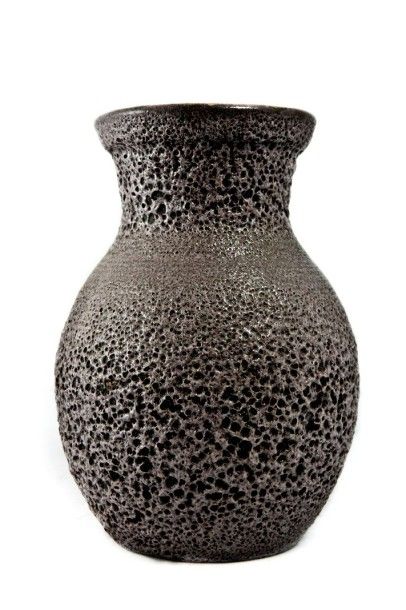 TRAVAIL FRANÇAIS VERS 1940 Vase en céramique de forme arrondie à décor en émail crispé...