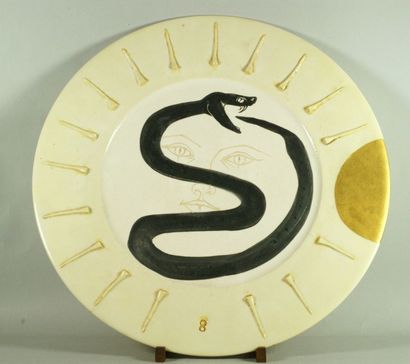 -TREMOIS Valauris grand plat circulaire en céramique émaillée à décor d'un reptile...