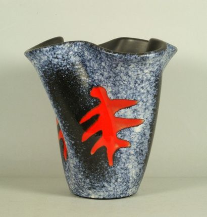 ELCHINGER Vase mouchoir en céramique à décor de feuilles stylisées rouges dégagées...