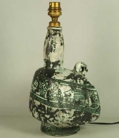 JACQUES BLIN (1920-1995) Pied de lampe en céramique de forme libre asymétrique surmonté...