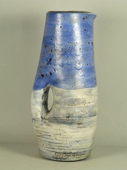 MADO JOLAIN (née en 1921) pichet stylisé en céramique à décor de scarifications et...