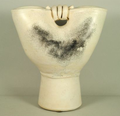 Mado JOLAIN Vase à deux lobes en céramique blanc nuancé de noir et intérieur vert...
