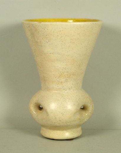 MADO JOLAIN (née en 1921) Vase de forme cornet à base arrondie perforée en céramique...