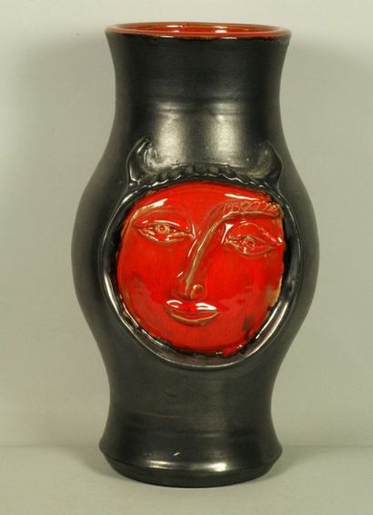ROBERT (1930-2008) et JEAN CLOUTIER (né en 1930) Vase en céramique émaillée noir...