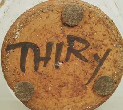 THIRY (1932-2009) Cache pot en céramique émaillée à décor d'une frise de médaillons...