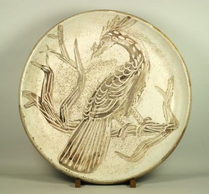 R PICAULT important plat de forme circulaire et céramique émaillée à décor d'un paon...